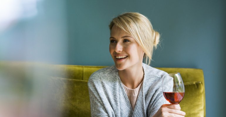 Κόκκινο κρασί: Τι να αποφεύγεται και τι να προσέχετε με την κατανάλωση του για να μην χαλάσετε το λευκό σας χαμόγελο!