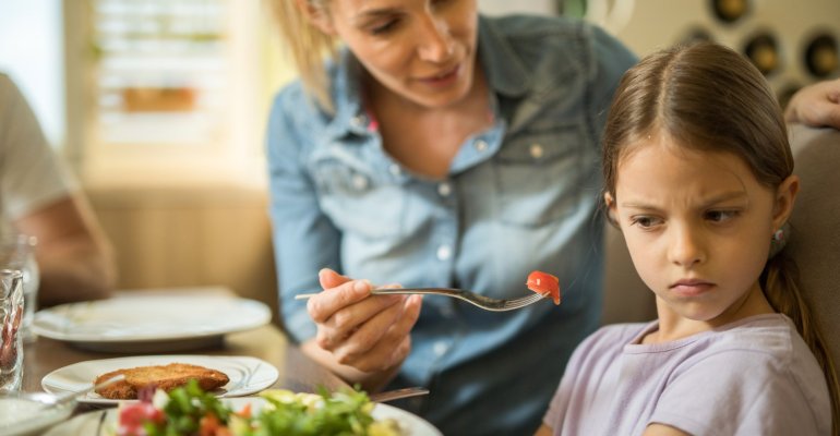 5 έξυπνα κόλπα για να κάνεις το παιδί σου να τρώει με μεγαλύτερη προθυμία