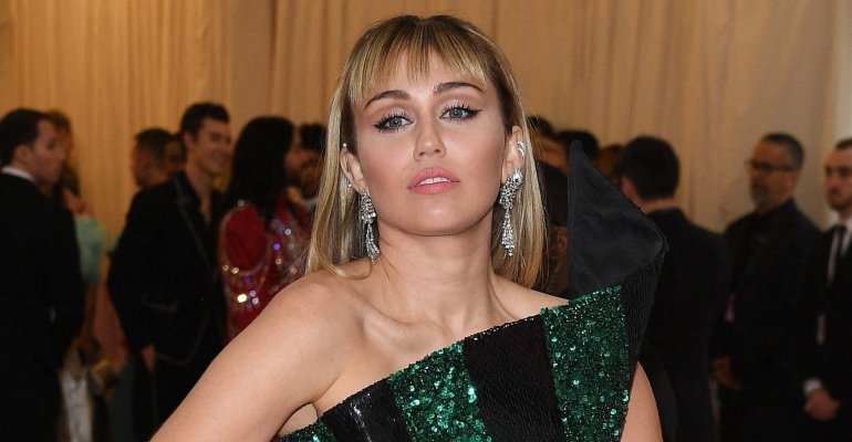 Miley Cyrus: Τα σημάδια που δείχνουν ότι το νέο της τραγούδι “Flowers” είναι αφιερωμένο στον πρώην της