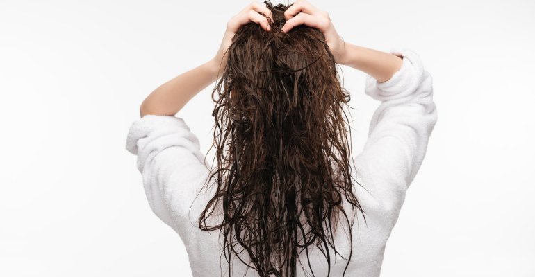 Πόσο εύκολα μπορείς να κρυολογήσεις αν βγεις έξω με βρεγμένα μαλλιά; 