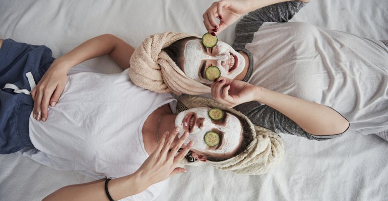 Η DIY μάσκα προσώπου με 2 φυσικά συστατικά που χαρίζει απίστευτη λάμψη στην επιδερμίδα σου!