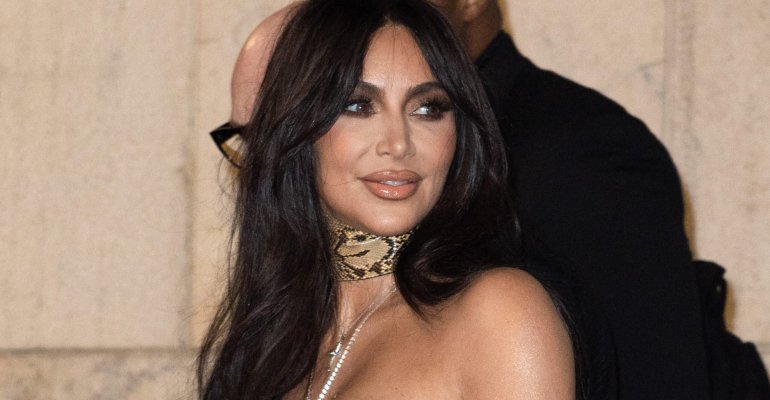 Kim Kardashian: Ποζάρει άβαφη και μας δείχνει πως είναι το πρόσωπό της χωρίς ρετούς και φίλτρα