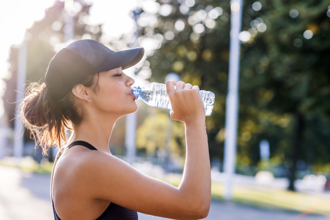 γυναίκα πίνει νερό στην γυμναστική 