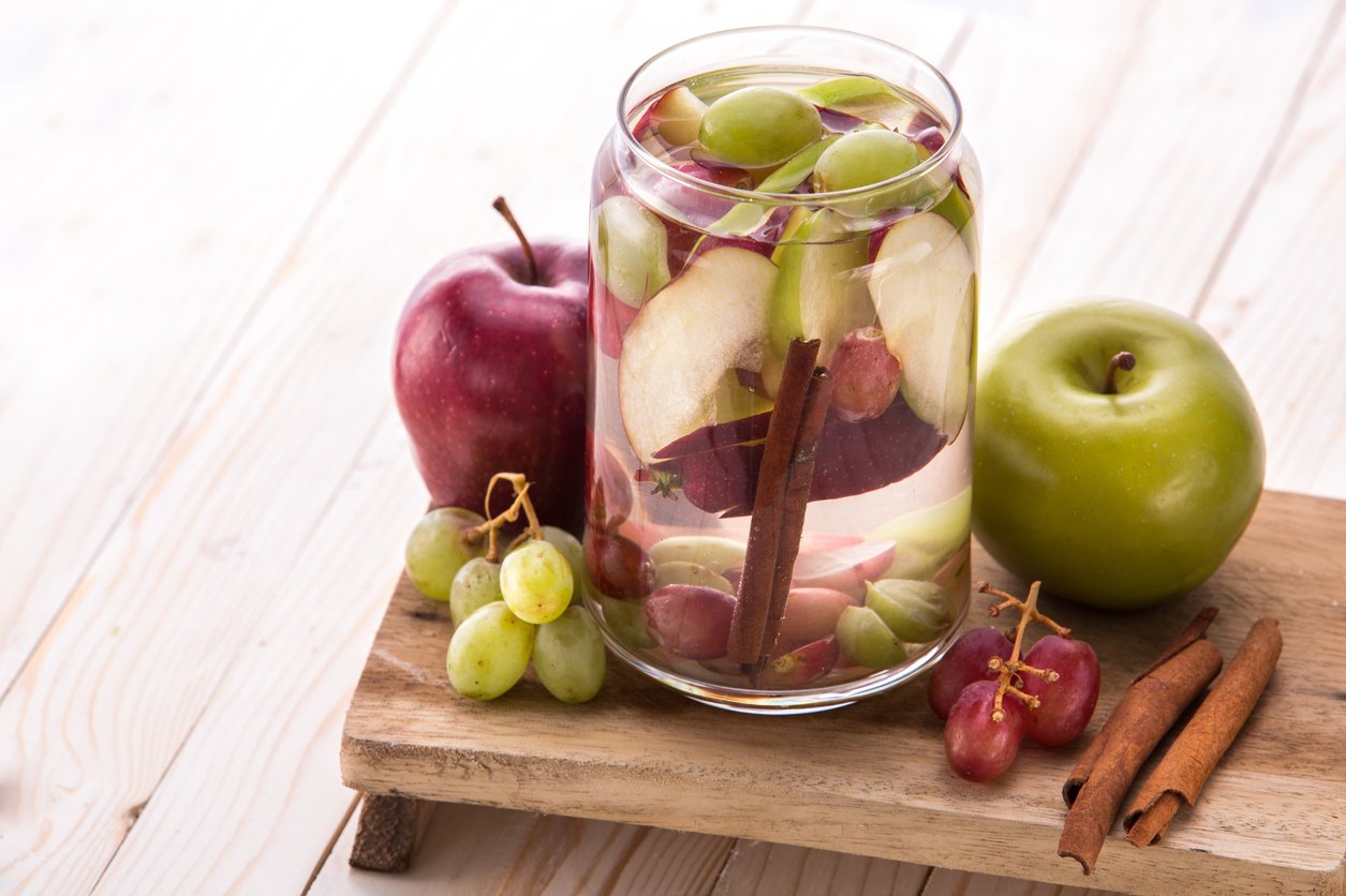 water detox με κανέλα και μήλο 