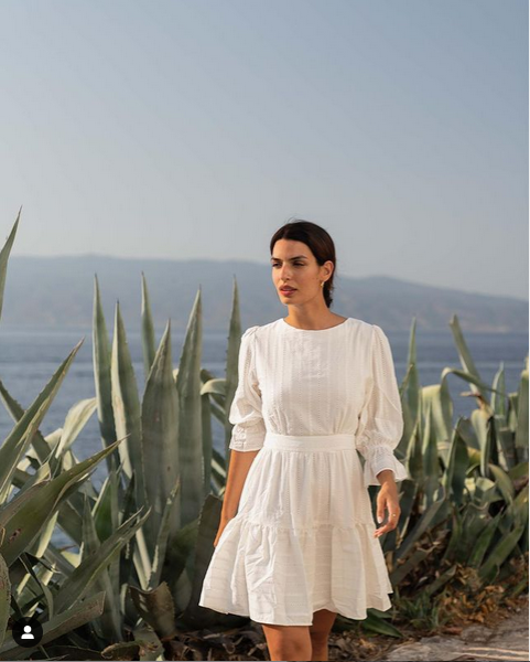 Η Τόνια Σωτηροπούλου με λευκό φόρεμα