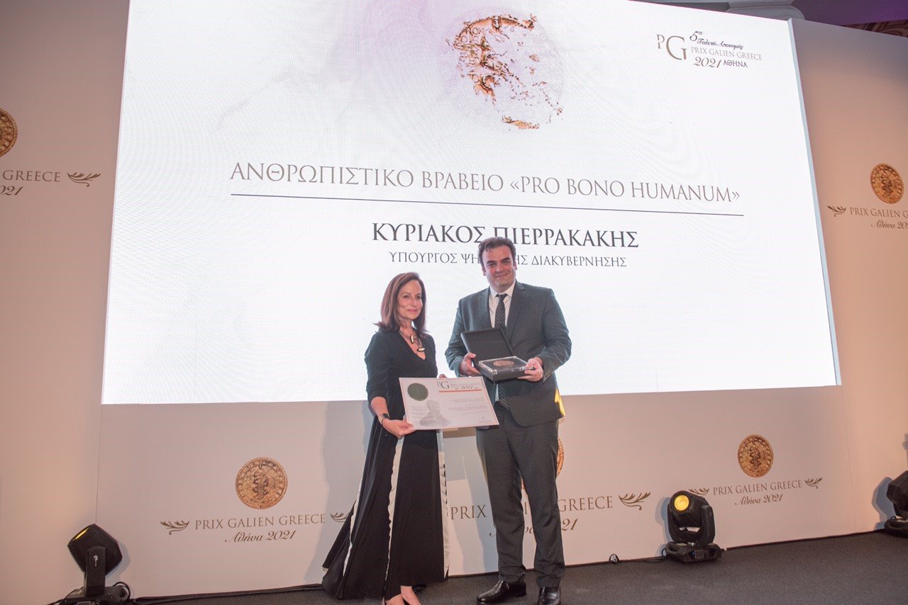 Ο Υπουργός Ψηφιακής Διακυβέρνησης κ. Κυριάκος Πιερρακάκης με την Πρόεδρο του Δικτύου για τη Μεταρρύθμιση στην Ελλάδα και την Ευρώπη κα Άννα Διαμαντοπούλου στα Prix Galien βραβεία 2021 