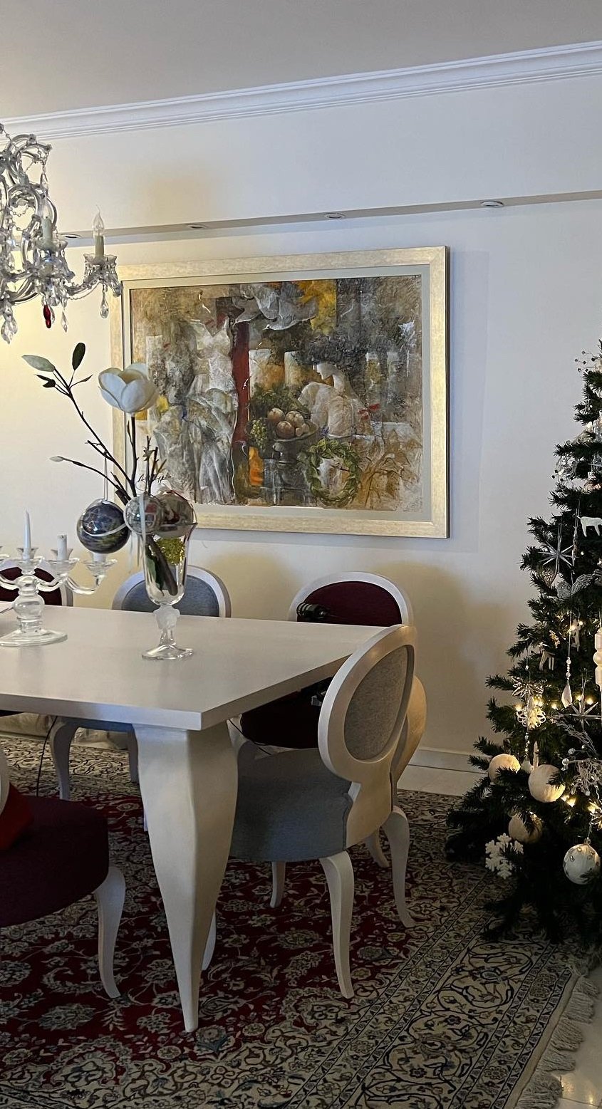 Τίνα Μεσσαροπούλου: Θα εντυπωσιαστείτε με την κομψή και φινετσάτη τραπεζαρία στο σαλόνι του σπιτιού της