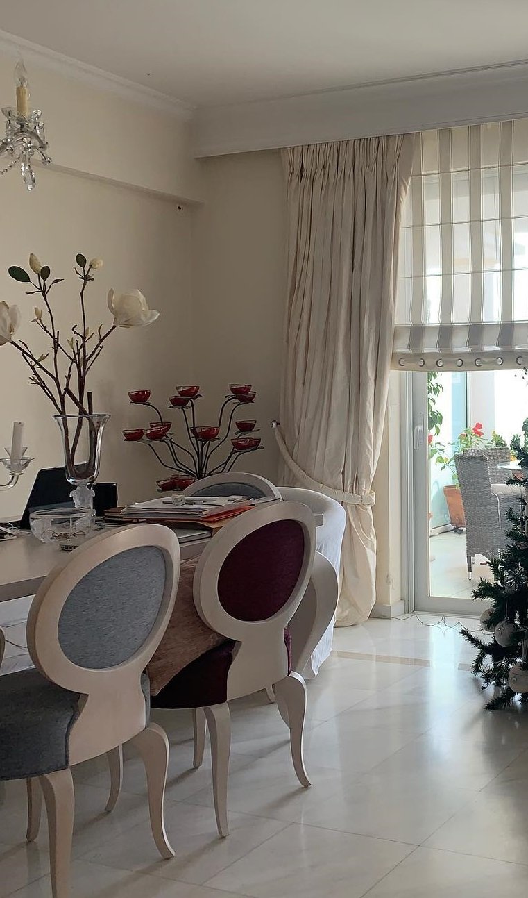 Τίνα Μεσσαροπούλου: Θα εντυπωσιαστείτε με την κομψή και φινετσάτη τραπεζαρία στο σαλόνι του σπιτιού της