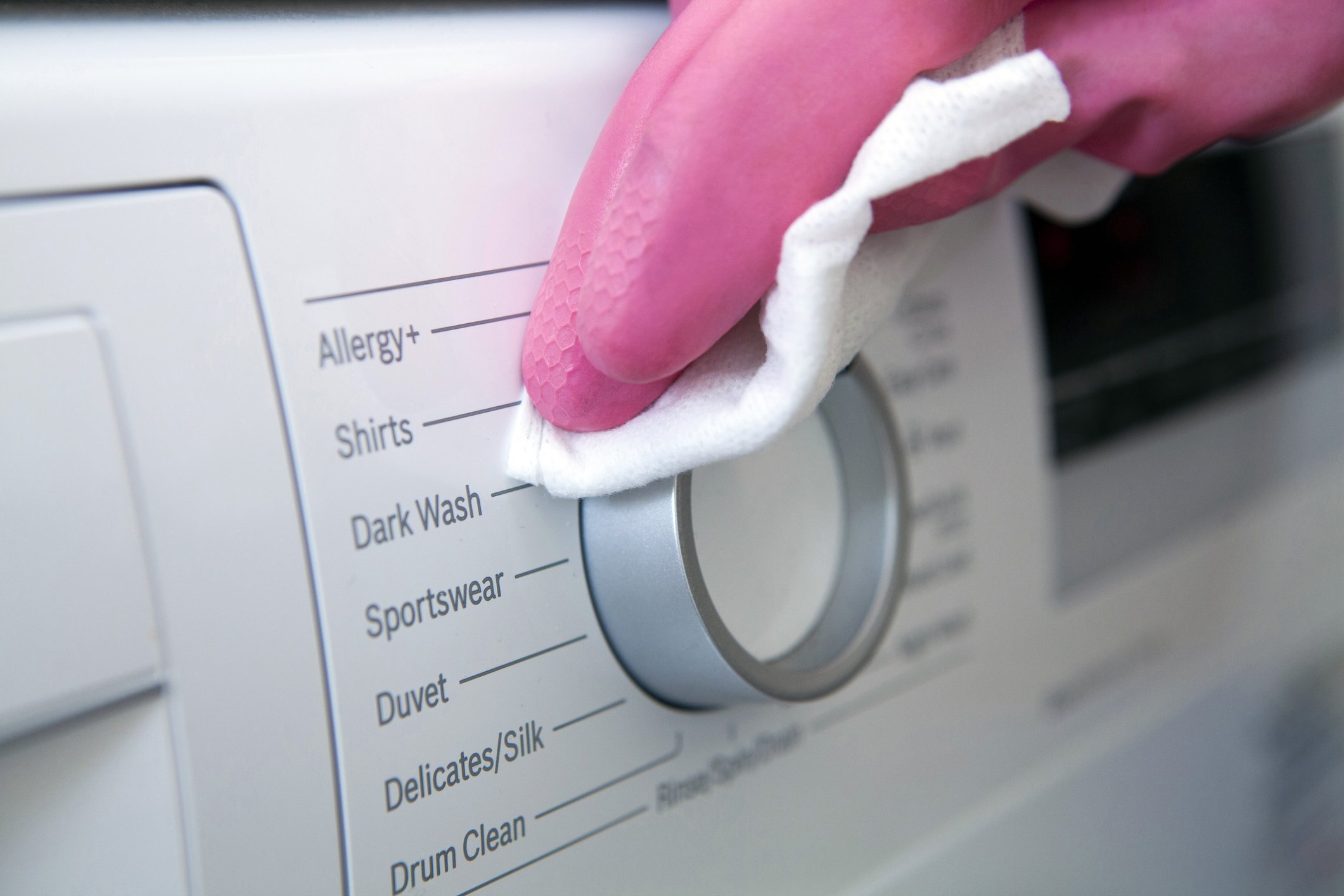 Καθάρισε το πλυντηρίο ρούχων με υλικά που έχεις στο σπίτι σου
