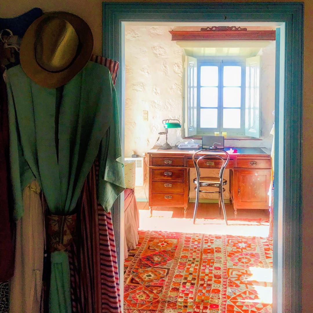 Τζένη Μπαλατσινού: Δείτε το απίστευτα κομψό και vintage γραφείο της στο εξοχικό της στην Πάτμο