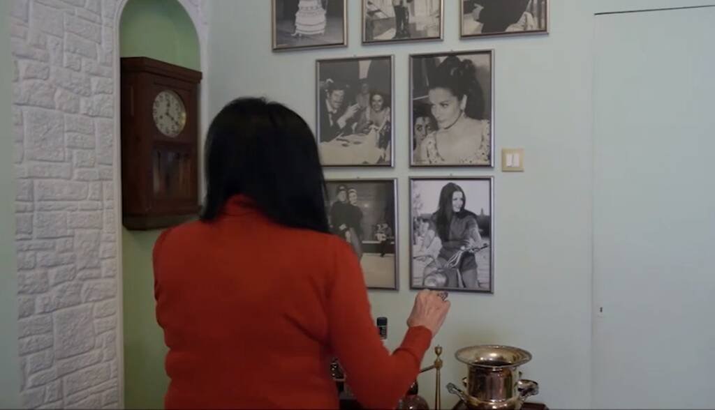 Ζωζώ Σαπουντζάκη: Εικόνες από το αρχοντικό της σπίτι με τα vintage στοιχεία που μοιάζει με “παλάτι”