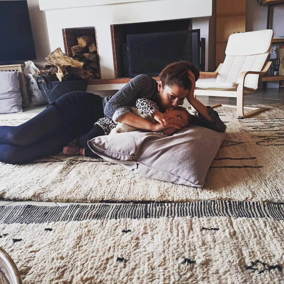 Κλέλια Ρένεση: Δείτε το cozy και στιλάτο σαλόνι του σπιτιού της που μένει με την κορούλα της