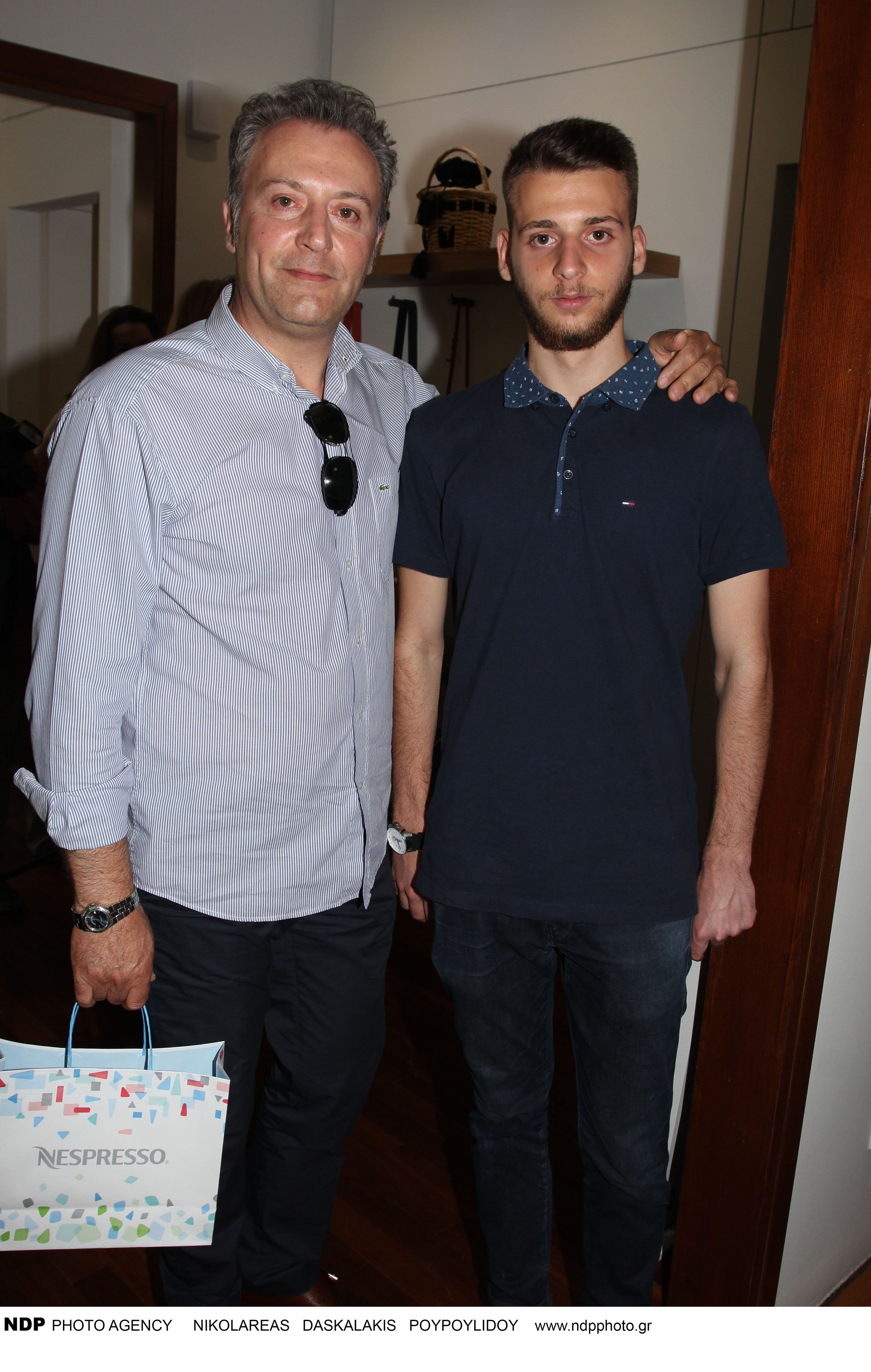 Δημήτρης Οικονόμου: Δείτε τον δημοσιογράφο να ποζάρει με τον γιο του- Η απίστευτη ομοιότητα μεταξύ τους
