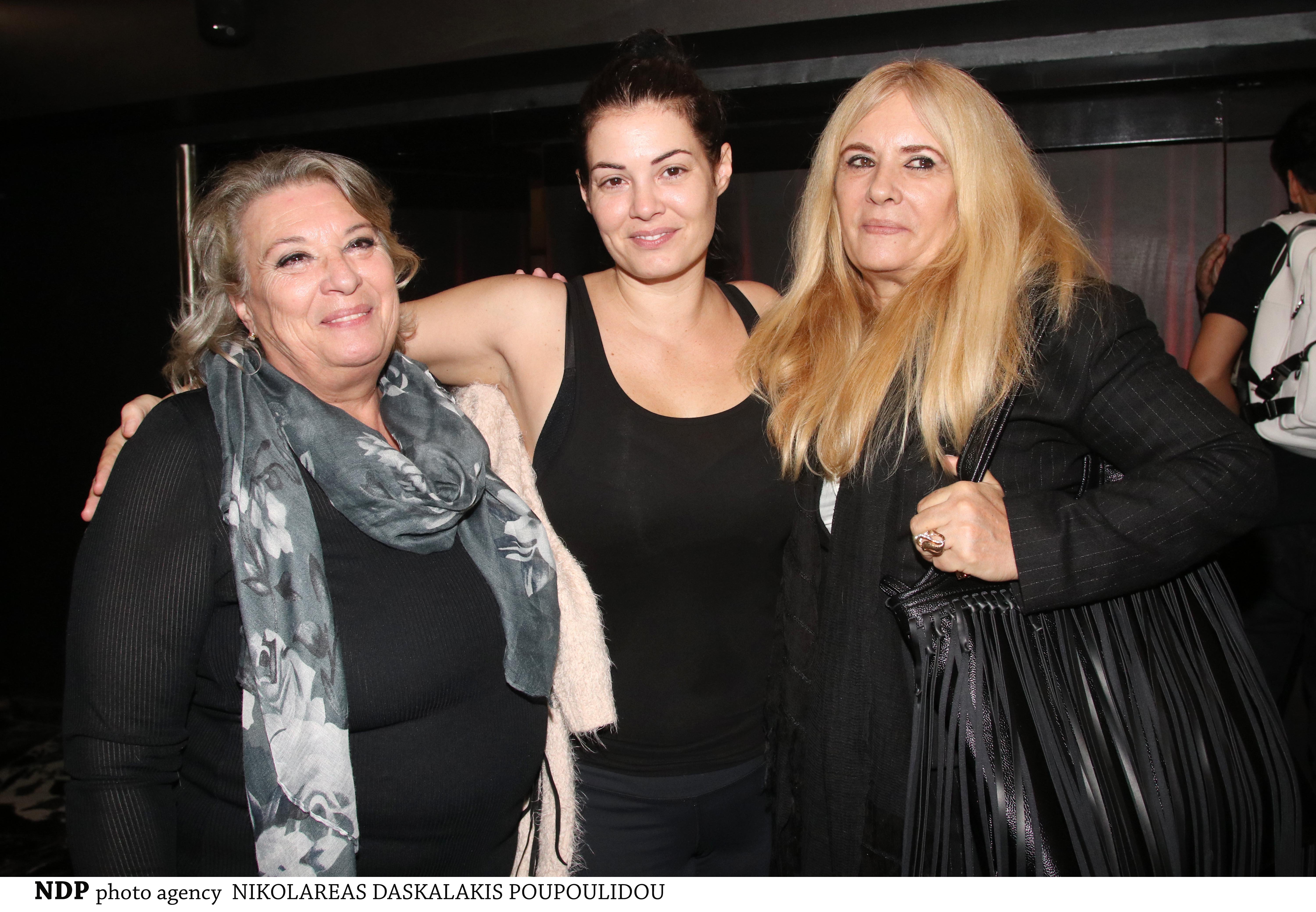 Μαρία Κορινθίου: Δείτε τη να ποζάρει αγκαλιά με την μητέρα και την πεθερά της σε κοινή τους έξοδο