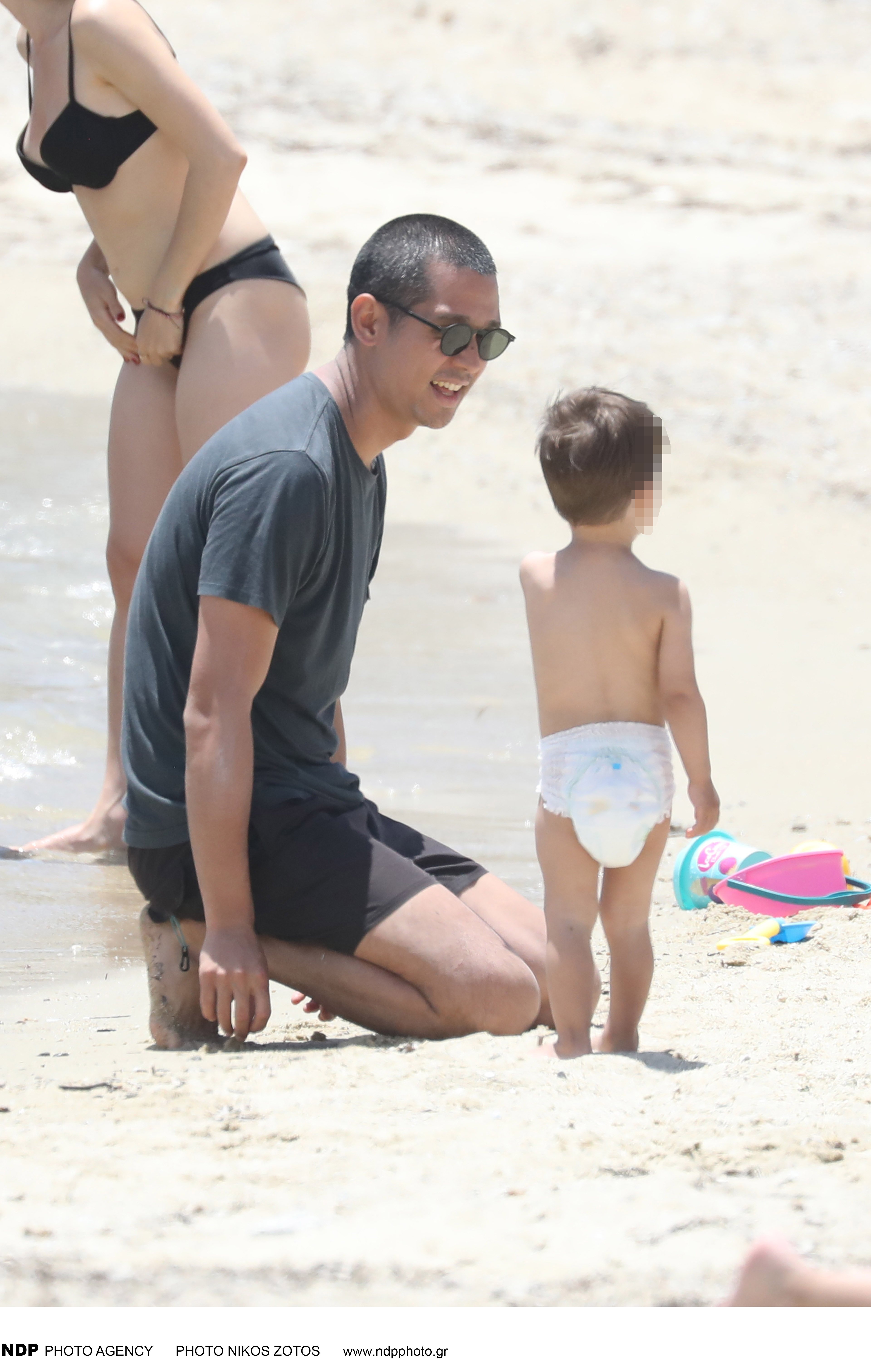 Σωτήρης Κοντιζάς: Δείτε τον με μαγιό στην παραλία μαζί με την σύζυγο και τα παιδιά τους