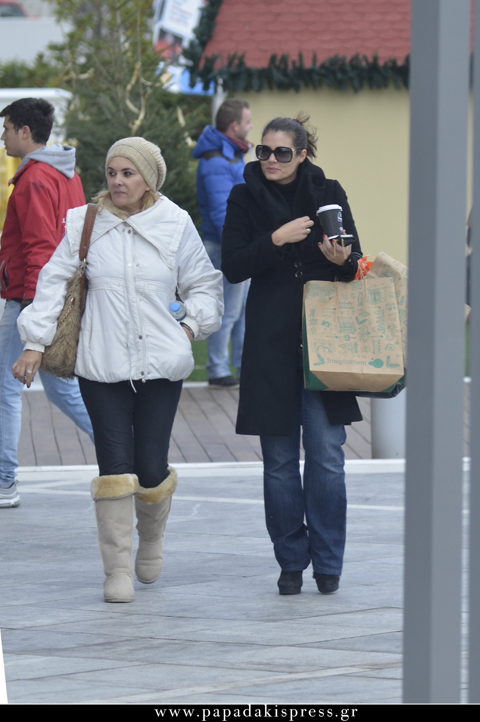 Μαρία Κορινθίου: Δείτε τη να ποζάρει αγκαλιά με την μητέρα και την πεθερά της σε κοινή τους έξοδο