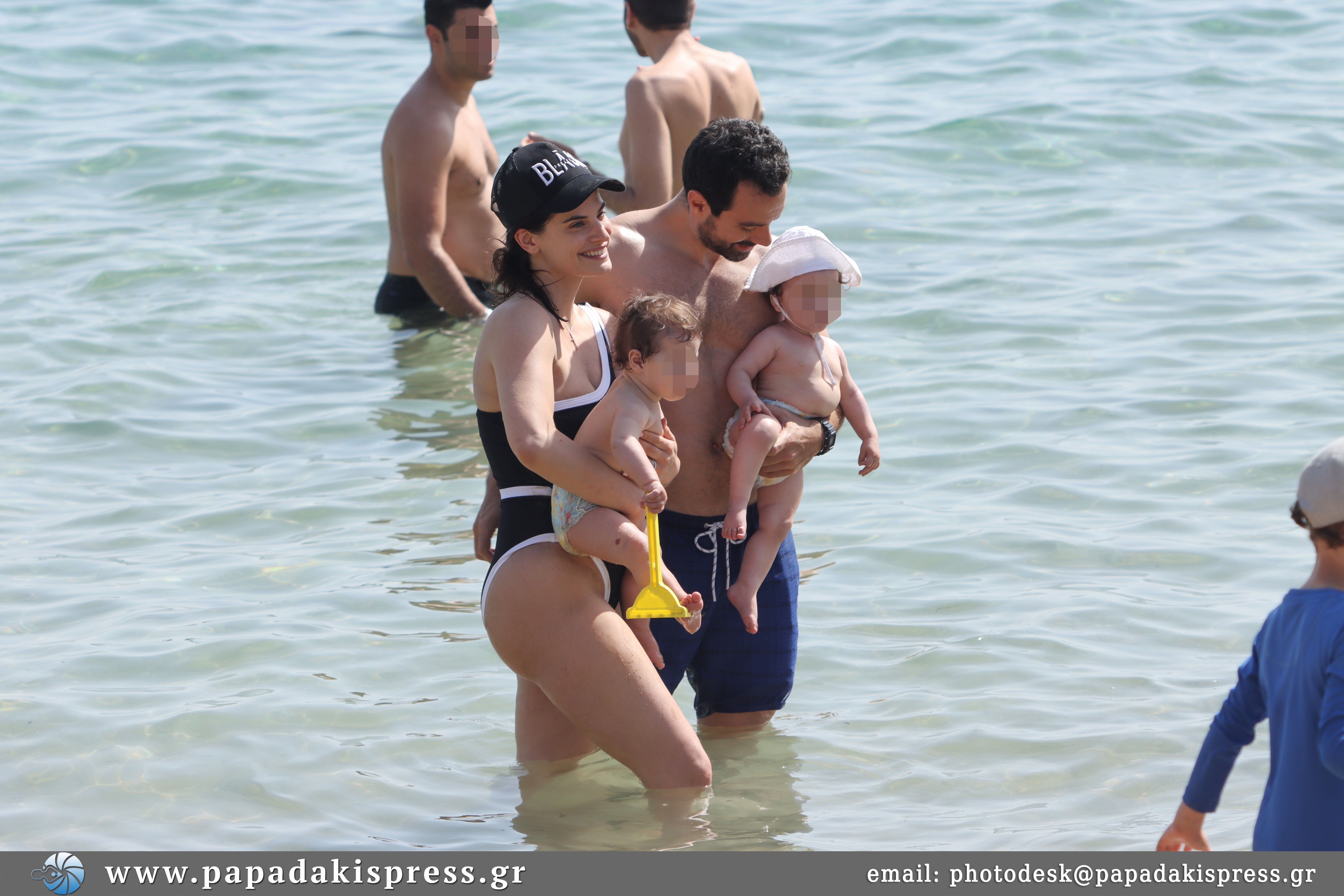 Χριστίνα Μπόμπα- Σάκης Τανιμανίδης: Δείτε τους στην παραλία με μαγιό χωρίς ρετούς και φίλτρα