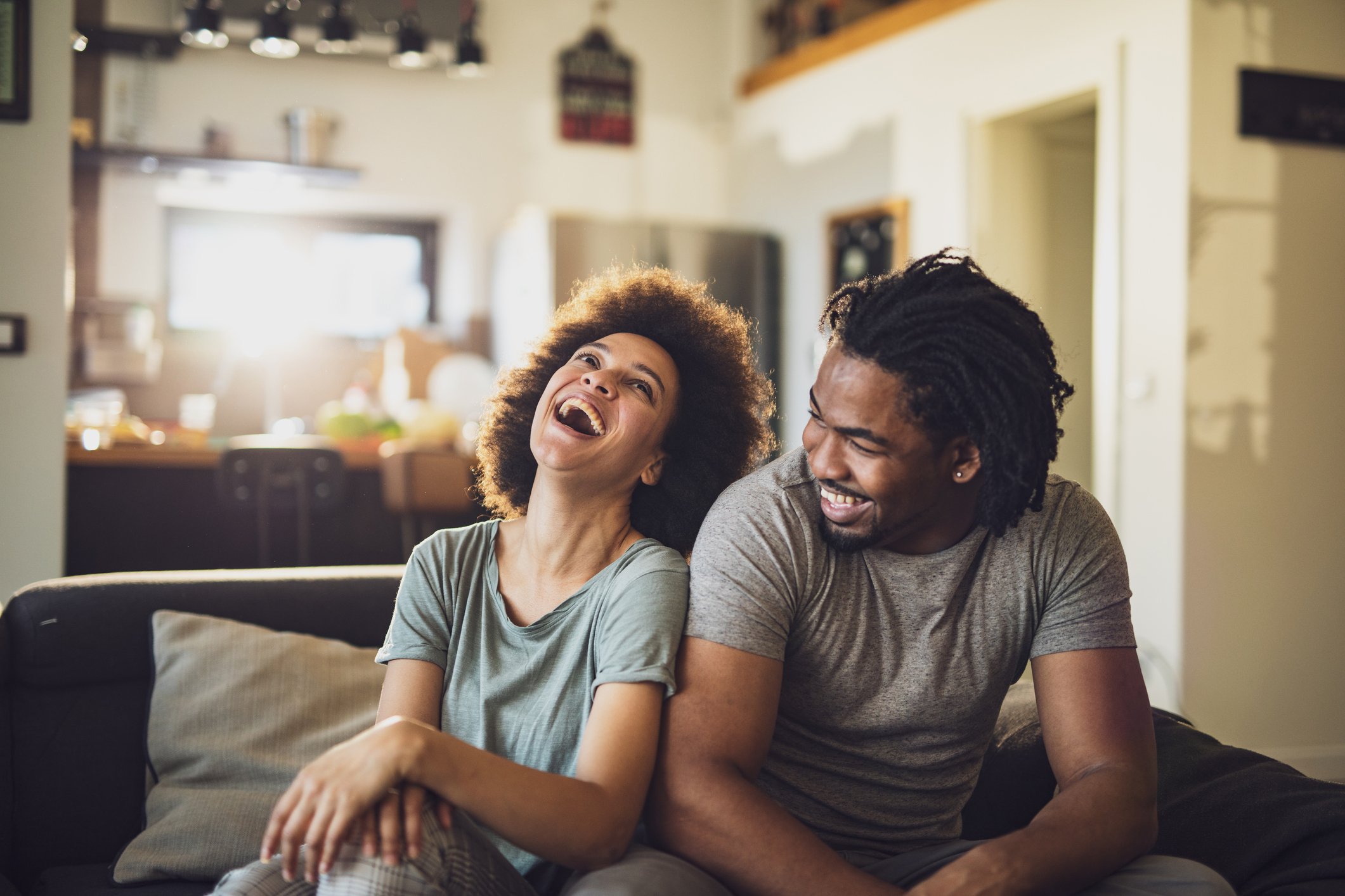 Άνδρες VS Γυναίκες: Έρευνα αποκαλύπτει ποιος έχει περισσότερο χιούμορ σε μια σχέση