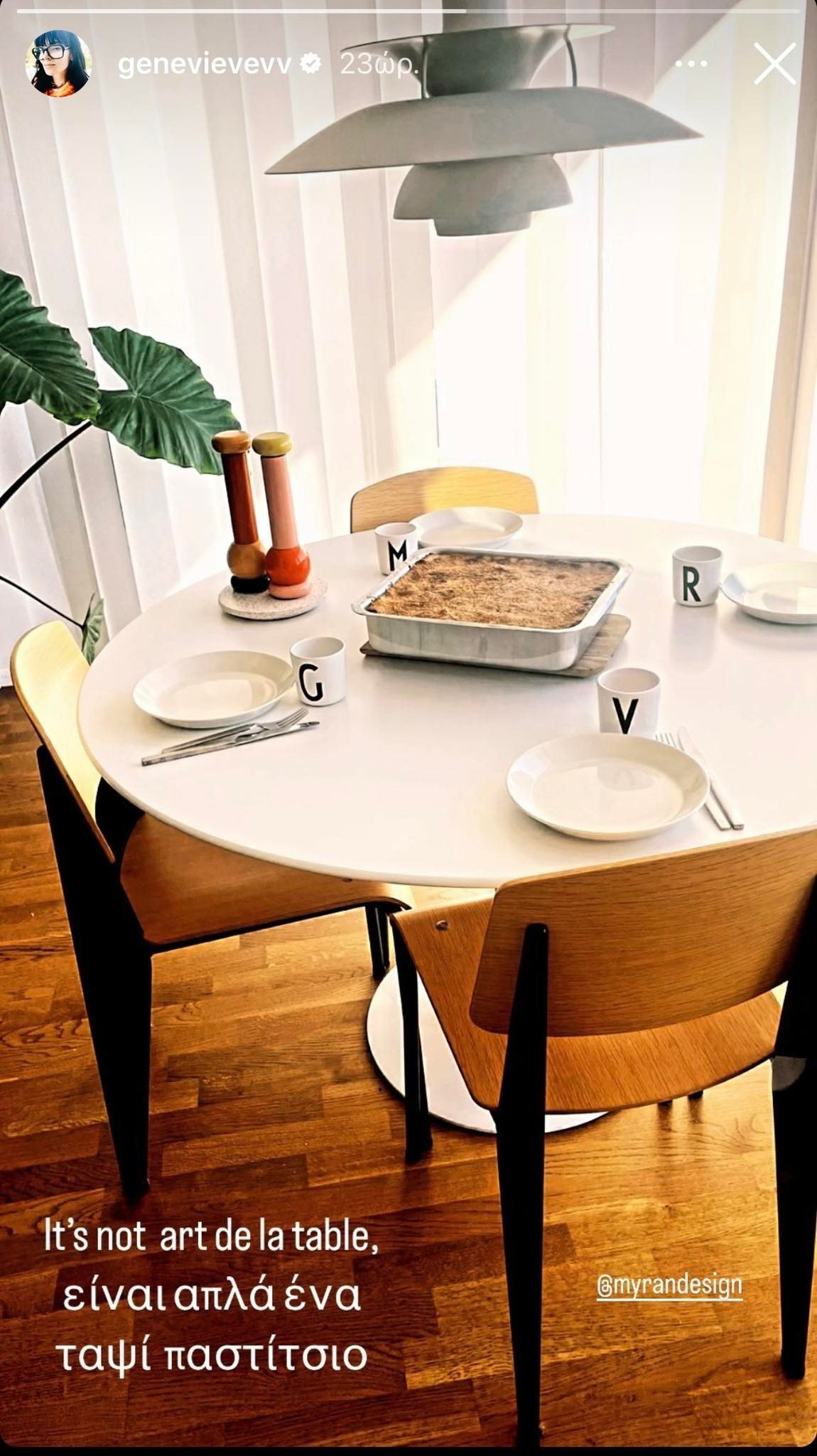 Ζενεβιέβ Μαζαρί: Δείτε την ολόλευκη τραπεζαρία του σπιτιού της με τις ξύλινες καρέκλες και τα μοντέρνα διακοσμητικά