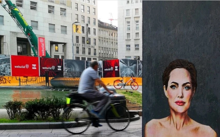 Αντζελίνα Τζολί: Έγινε γκράφιτι στην Ιταλία στέλνοντας το δικό της μήνυμα για τον καρκίνο του μαστού 