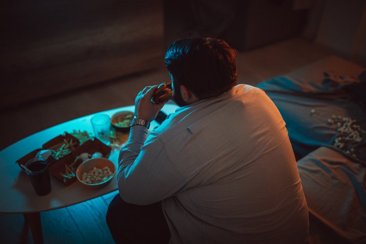Φαγητό αργά το βράδυ: Παίζει ρόλο στις θερμίδες που καίμε και το λίπος του σώματος; 
