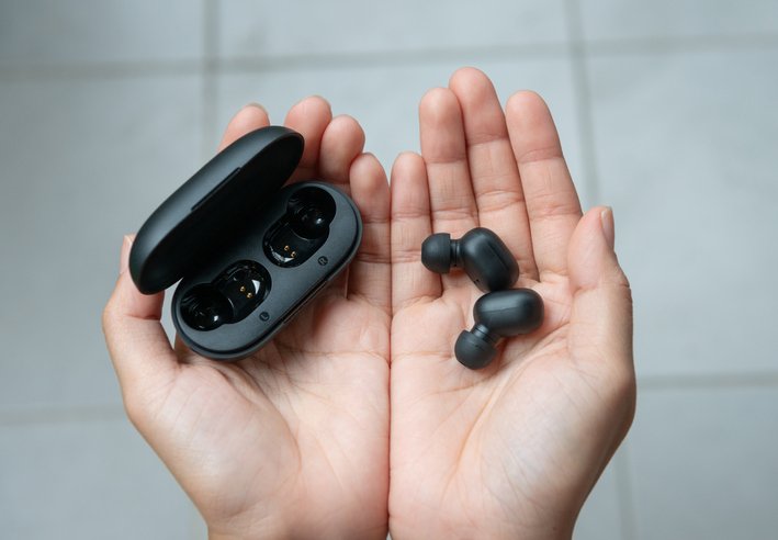 Πώς να καθαρίσεις τα ακουστικά του κινητού σου χωρίς να χαλάσουν – με απλά υλικά!