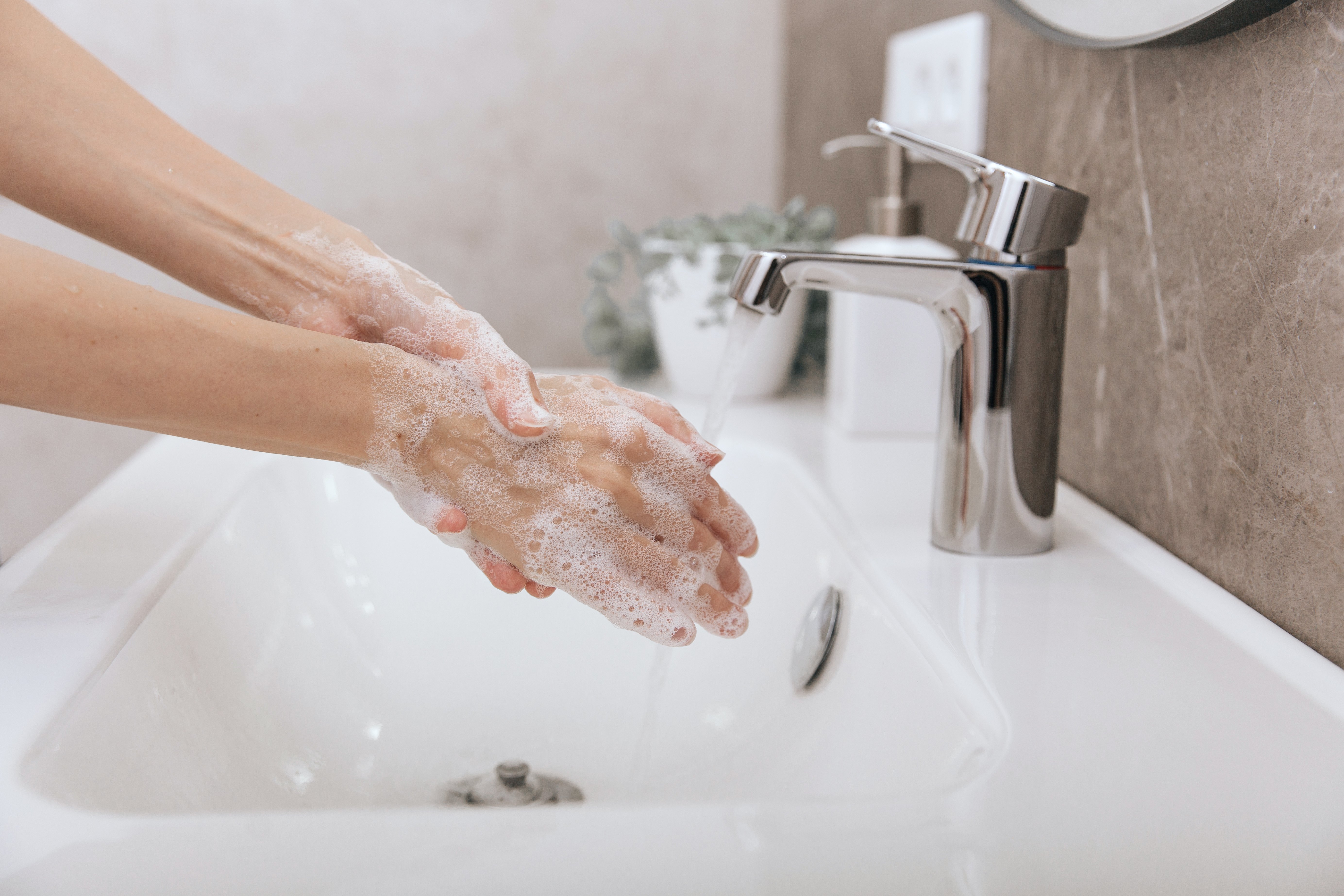 Κύρια σημεία που ‘προσεγγίζουν’ τα μικρόβια στο μπάνιο σου και πρέπει να προσεχείς!