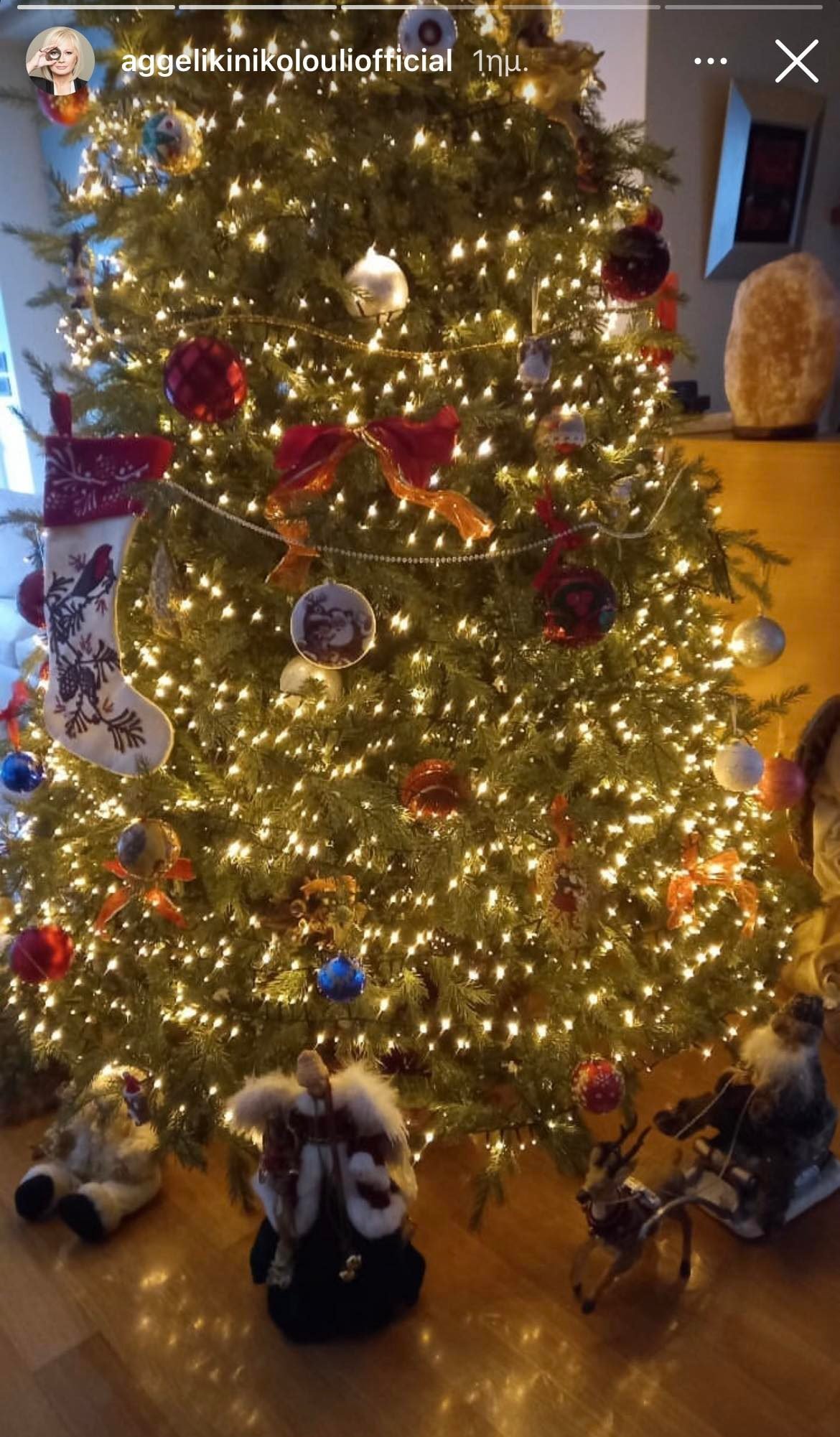 Αγγελική Νικολούλη: Μας βάζει στο σπίτι της και μας δείχνει το υπέροχο χριστουγεννιάτικο δέντρο που στόλισε