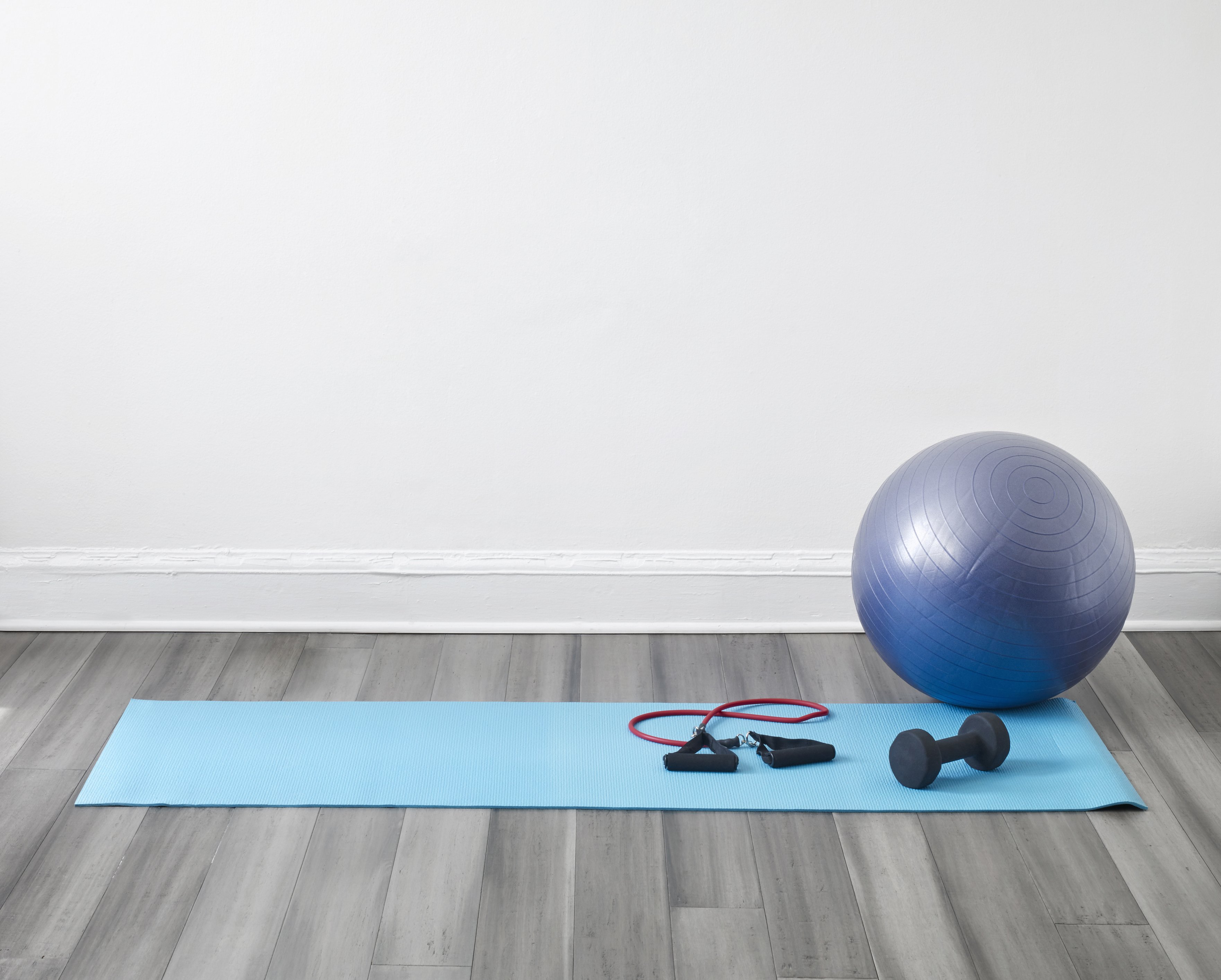 Ασκήσεις με μπάλα: Η Έρη Καμπανοπούλου σας δείχνει 3 εύκολους τρόπους για να δυναμώσετε το σώμα σας 