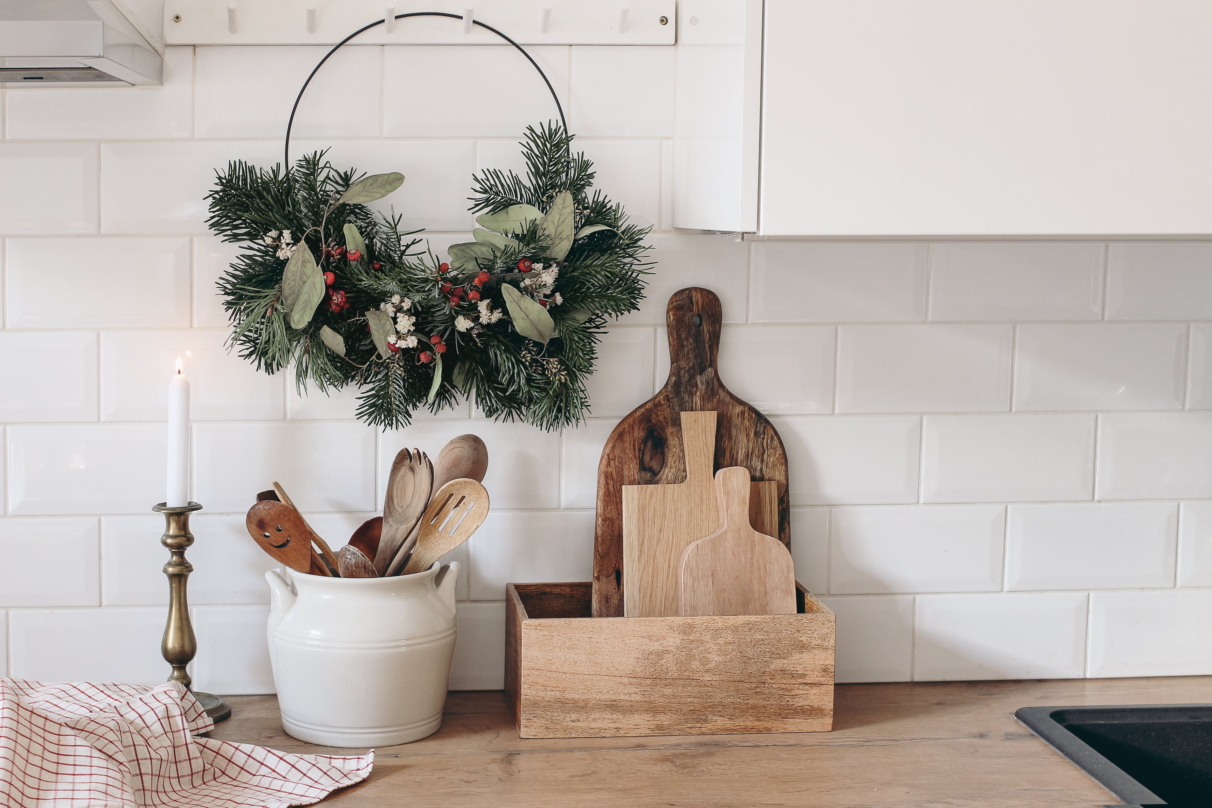Χριστουγεννιάτικη διακόσμηση κουζίνας: 7+1 ιδέες για να τη στολίσετε με μοναδικό τρόπο και να “κλέψει” τις εντυπώσεις