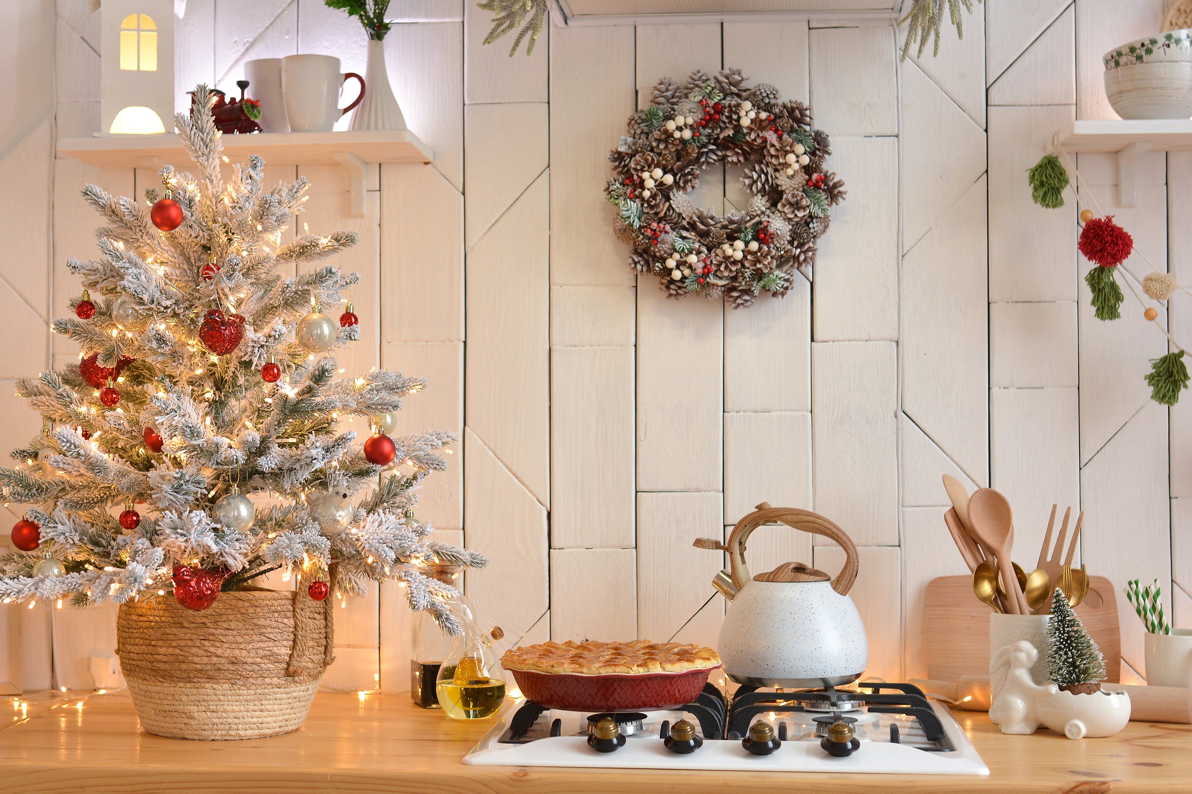 Χριστουγεννιάτικη διακόσμηση κουζίνας: 7+1 ιδέες για να τη στολίσετε με μοναδικό τρόπο και να “κλέψει” τις εντυπώσεις