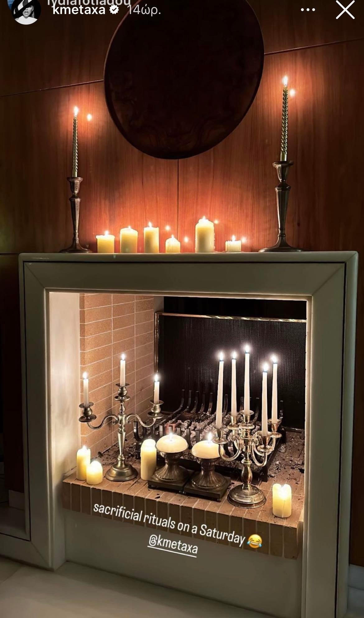 Κόνι Μεταξά: Η διακόσμηση στο ιδιαίτερο τζάκι που κοσμεί το σαλόνι της, με τα μεγάλα κηροπήγια θα σας εντυπωσιάσει!
