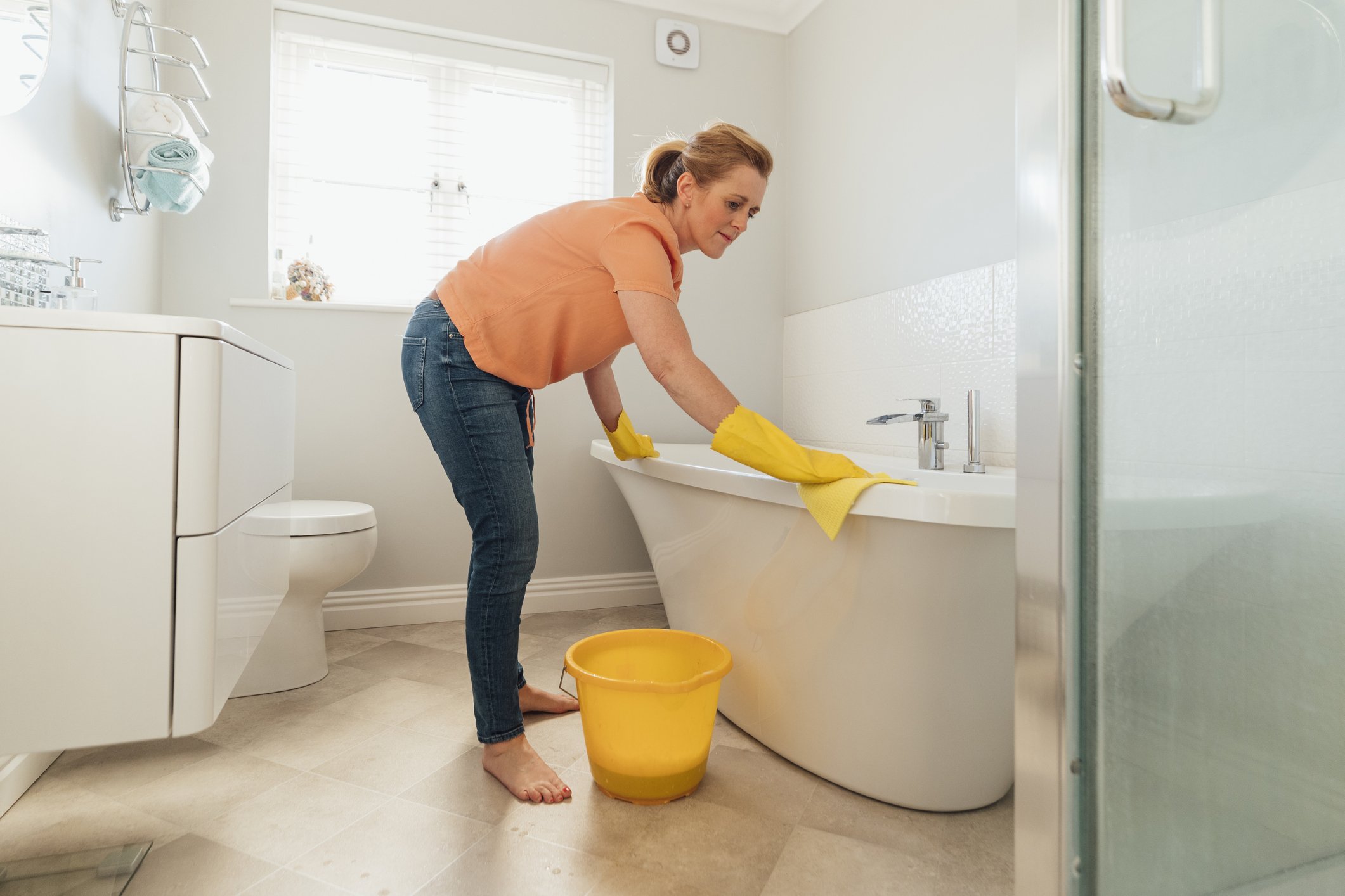 Έχει μαυρίσει η μπανιέρα σου; 2+1 εύκολοι τρόποι με σπιτικά υλικά για να την καθαρίσεις!