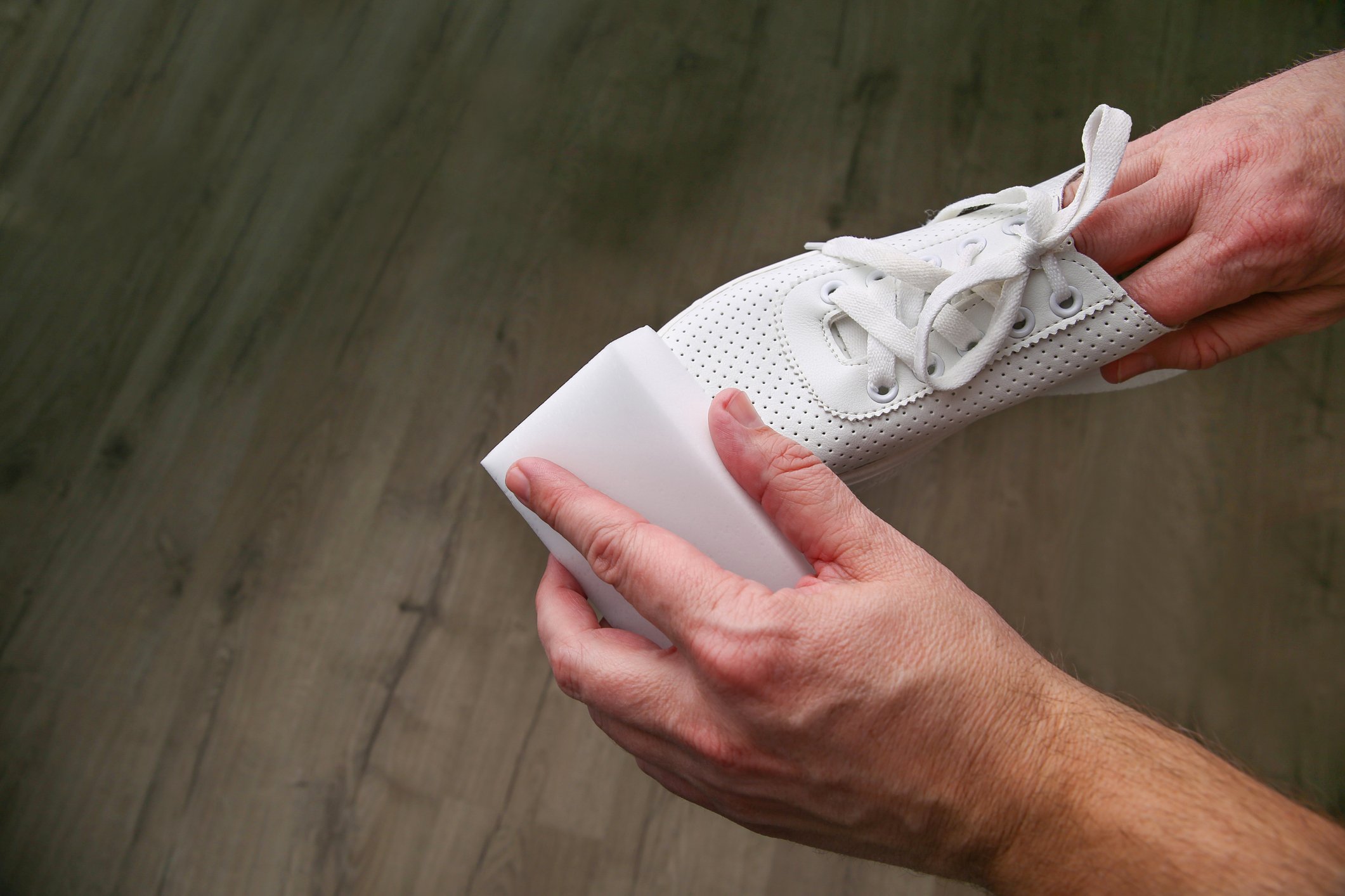 4 Τρόποι για να καθαρίσεις τα λευκά αθλητικά σου παπούτσια και να γίνουν σα καινούργια!